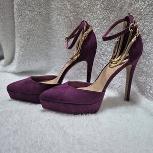 Elegant Purple Stiletto Heels with Gold Accents